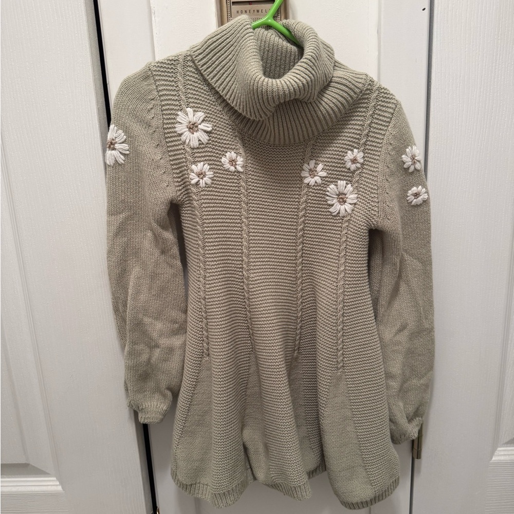 cupcakes & cashmere Daisy Embroidered Turtleneck Sweater - Cream